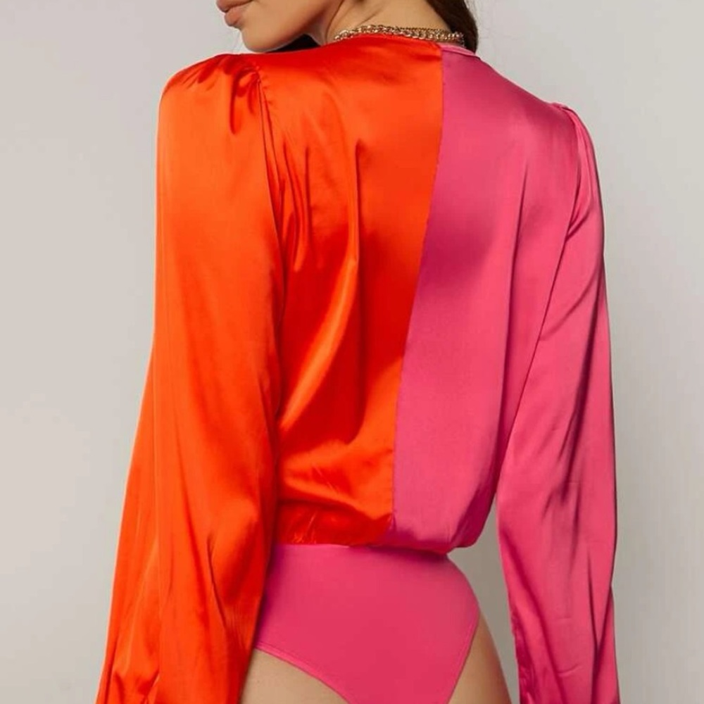 NEW INVENTORY 💋Deep V Neck Color-Block Bodysuit💋 - Picture 2 of 10